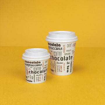 Bicchieri per caffe e cappuccino da asporto, di carta, bianchi con grafica parole nere, e coperchio di plastica bianco con beccuccio